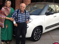 محسن قاضی مرادی و همسرش مهوش وقاری در کنار یک فیات مدل جدید