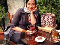 و همچنین مهراوه خانم شریفی نیا که بی توجه به این اخبار در کافه نشسته و برای دوربین ژست گرفته است