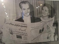 شاه در حال خواندن روزنامه کیهان/عکس