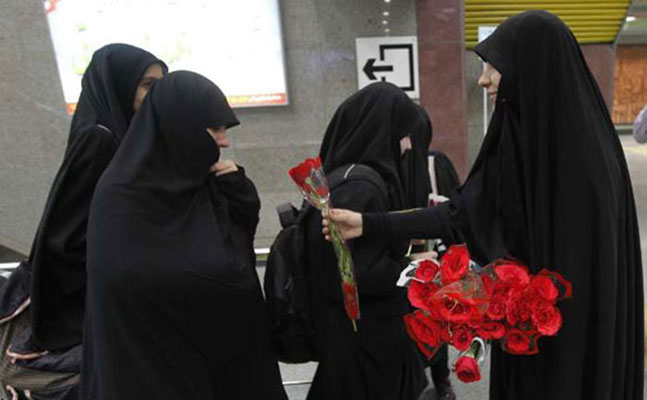عکس: اهدای گل به زنان محجبه