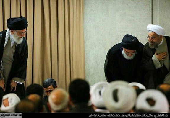 عکس/ رفتار احمدی‌نژاد هنگام ورود روحانی