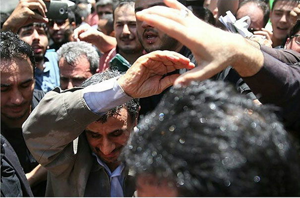 آب‌پاشی به احمدی‌نژاد و یارانش/تصاویر