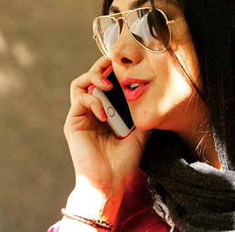 آزاده خانم صمدی در حال صحبت کردن با تلفن