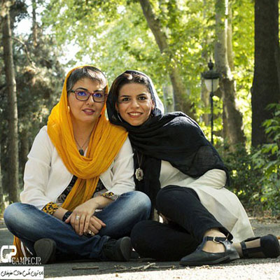 آناهیتا همتی و دوستش روی آسفالت یکی از جاده های پارک چیتگر برای عکاس ژست گرفته اند