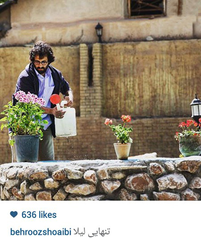 بهروز شعیبی در حال آب دادن به گل های لوکیشن سریال «تنهایی لیلا»