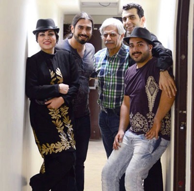 حبیب خان دهقان نسب و سایر اعضای تئاتر جدیدشان در پشت صحنه