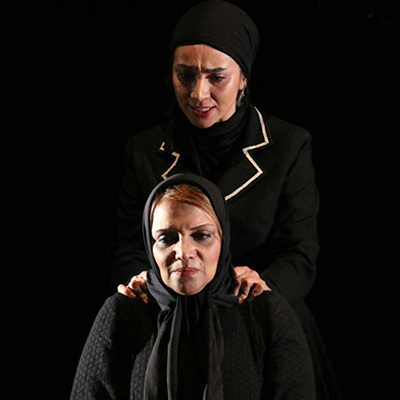 خاطره حاتمی و الهام پاوه‌نژاد در نمایی از تئاتر جدیدشان