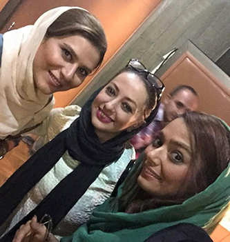 سلفی سحر دولتشاهی در کنار نفیسه روشن و یکی از دوستان در سینما استقلال