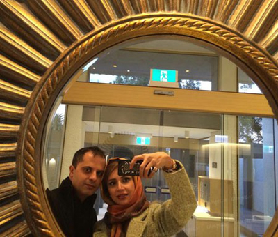 شبنم خانم قلیخانی و همسر محترم در لابی یک ساختمان یا فروشگاه در استرالیا