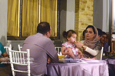 عکس جالب ترانه علیدوستی در حال خوراندن جوجه کباب به حنا خانم در مراسم افطار