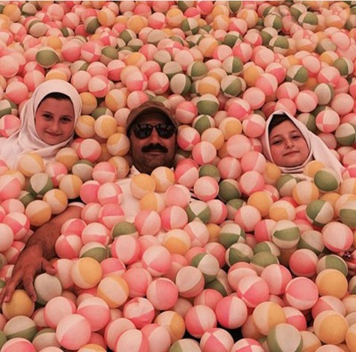 عکس جالب محسن تنابنده در کنار سارا و نیکا فرقانی اصل در یک استخر توپ!