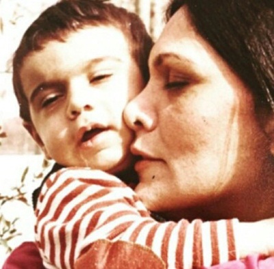عکس زیبایی که پولاد کیمیایی از کودکی های خویش در آغوش مادر مرحومش