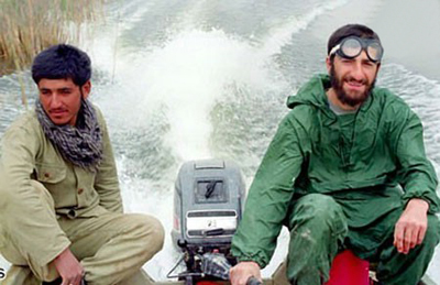عکسی جالب از مهران رجبی در خط مقدم جبهه در حال هدایت قایق موتوری