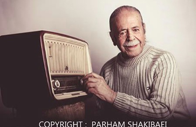 عکسی زیبا از استاد محمدعلی کشاورز در کنار یک رادیوی قدیمی