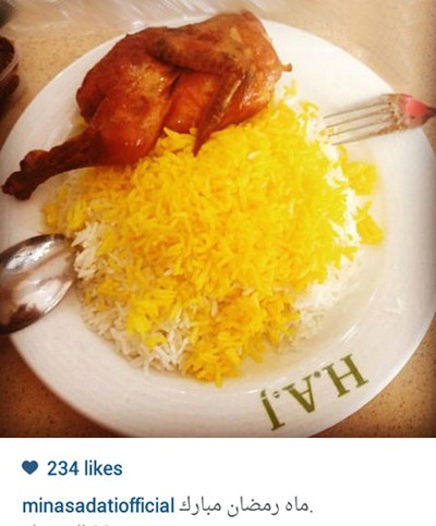 مینا ساداتی با این عکس از یک بشقاپ پلو و یک مرغ نصفه ماه رمضان را تبریک گفت
