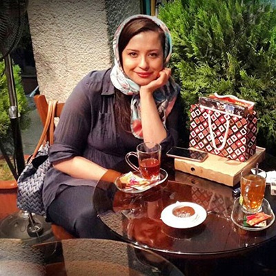 و همچنین مهراوه خانم شریفی نیا که بی توجه به این اخبار در کافه نشسته و برای دوربین ژست گرفته است