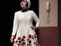 آذر سماواتی بازیگر جوان تئاتر در جریان یکی از تئاترهایش