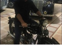 رضا گلزار سوار بر یک موتورسیکلت قدیمی لوکس