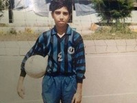 عکسی جالب از دوران کودکی سیدمحمد موسوی در زمین های خاکیِ والیبال