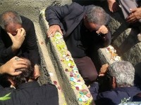 مجیدی و درویش در قبر ۲ شهید+عکس