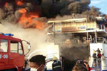 کشتی مسافربری فیلیپینی در آتش سوخت