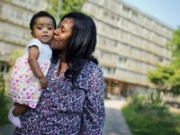 مادری آفریقایی تبار که نام فرزندش را "آنگلا مرکل" گذاشت + عکس