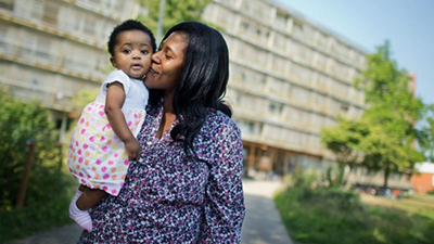 مادری آفریقایی تبار که نام فرزندش را "آنگلا مرکل" گذاشت + عکس