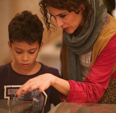 دقت و تمرکز ویشکا آسایش و پسرش در نمایشگاه آثار صابر ابر به یکی از آثار آقا صابر