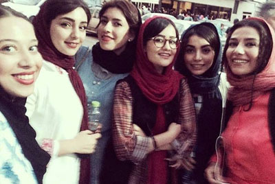عکس یادگاری دختران سینما و تلویزیون در مقابل تالار حافظ
