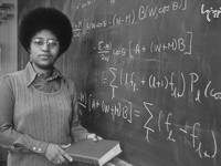 دکتر شرلی جکسون اولین سیاه پوست آمریکایی فارغ التحصیل از MIT در سال 1973 میلادی