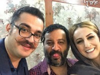 سلفی زوج هنرمند، شقایق دهقان و مهراب قاسمخانی در کنار مسعود مرعشي طنزپرداز