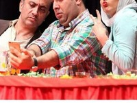 علی اوجی، عارف لرستانی و آزاده زارعی در حال سلفی گرفتن در نمایی از تئاتر کمدی «شام آخر»