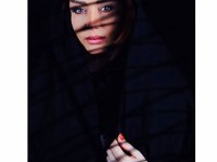 عکس آتلیه ای سارا منجزی که بنظر میرسد از پشت یک پنکه گرفته شده است!