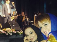 عکس ماهایا پطروسیان و یکی از دوستان در یک کنسرت