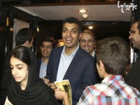 لحظه ورود عادل فردوسی پور به مراسم اکران خصوصی فیلم مستند «من ناصر حجازی هستم»