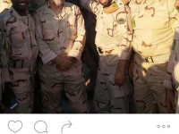 مهران رجبی در کنار سربازهای یک نقطه مرزی