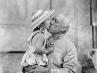 پابلو پیکاسو و‌ کوچکترین دخترش پالوما در سال ۱۹۵۳