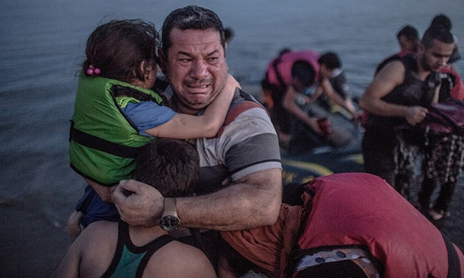 دو تصویر از یک پناهجو؛ گریان در یونان، خندان در برلین