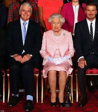 «دیوید بکهام» با این عکس رکورد شکنی ملکه الیزابت دوم را به او تبریک گفت و برای طول عمر او دعا کرد