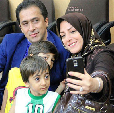 المیرا شریفی مقدم و داوود عابدی، زوج خبرنگار صدا و سیما در کنار پسرانشان