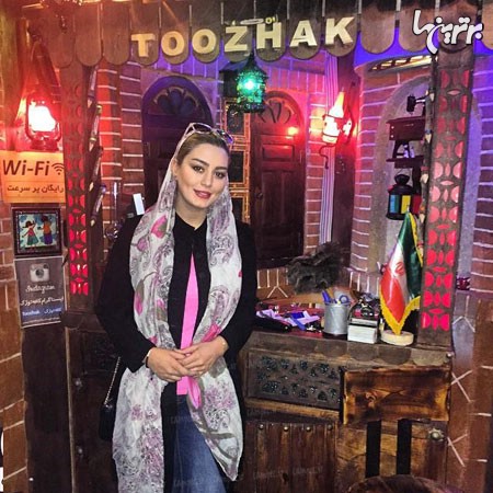 سحر خانم قریشی در یک کافه در شمال تهران