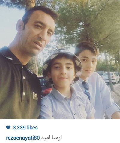 سلفی رضا عنایتی با دو تن از پسرانش