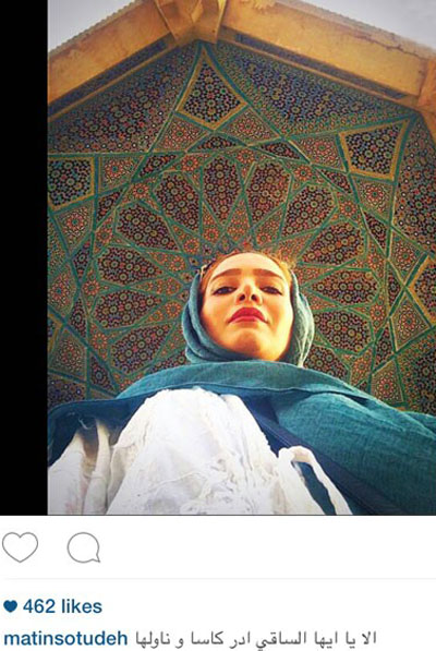 سلفی زیبای متین ستوده با سقف مقبره حضرت حافظ