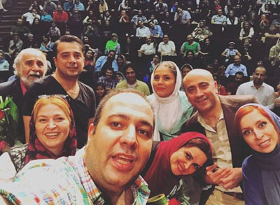 علی اوجی و همکاران پس از اجرای تئاتر کمدی «شام آخر»