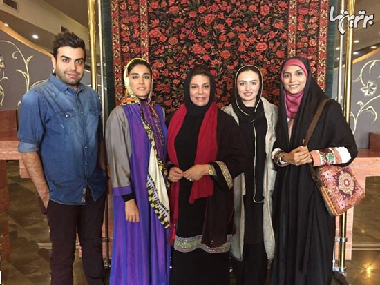 گوهر خیراندیش و دخترش در کنار گلاره عباسی در پشت صحنه برنامه خوشا شیراز، در کنار مژده لواسانی و این دوست عزیز