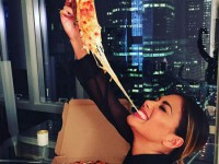 «نیکول شرزینگر» در حال نوش جان کردن پیتزا به شدیدترین شکل ممکن!