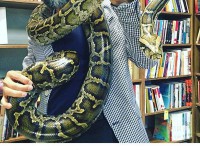 دانیال حکیمی و شال گردنی از مار در یک کتابخانه!