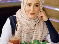 زهره خانم فکور صبور، بازیگر بی حاشیه سینما و تلویزیون با این عکس در رستوران با بشقاب غذای رژیمی اش