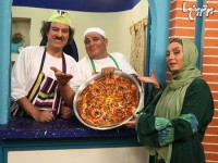 سحر ولدبیگی، نادر سلیمانی و آرش میراحمدی در حالِ عرضه یک پیتزای «عمله خفه کُن» در پشت صحنه مجموعه محله گل و بلبل