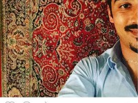 سلفی رضا قوچان نژاد با فرش ایرانیِ منزل پدر و مادرش
